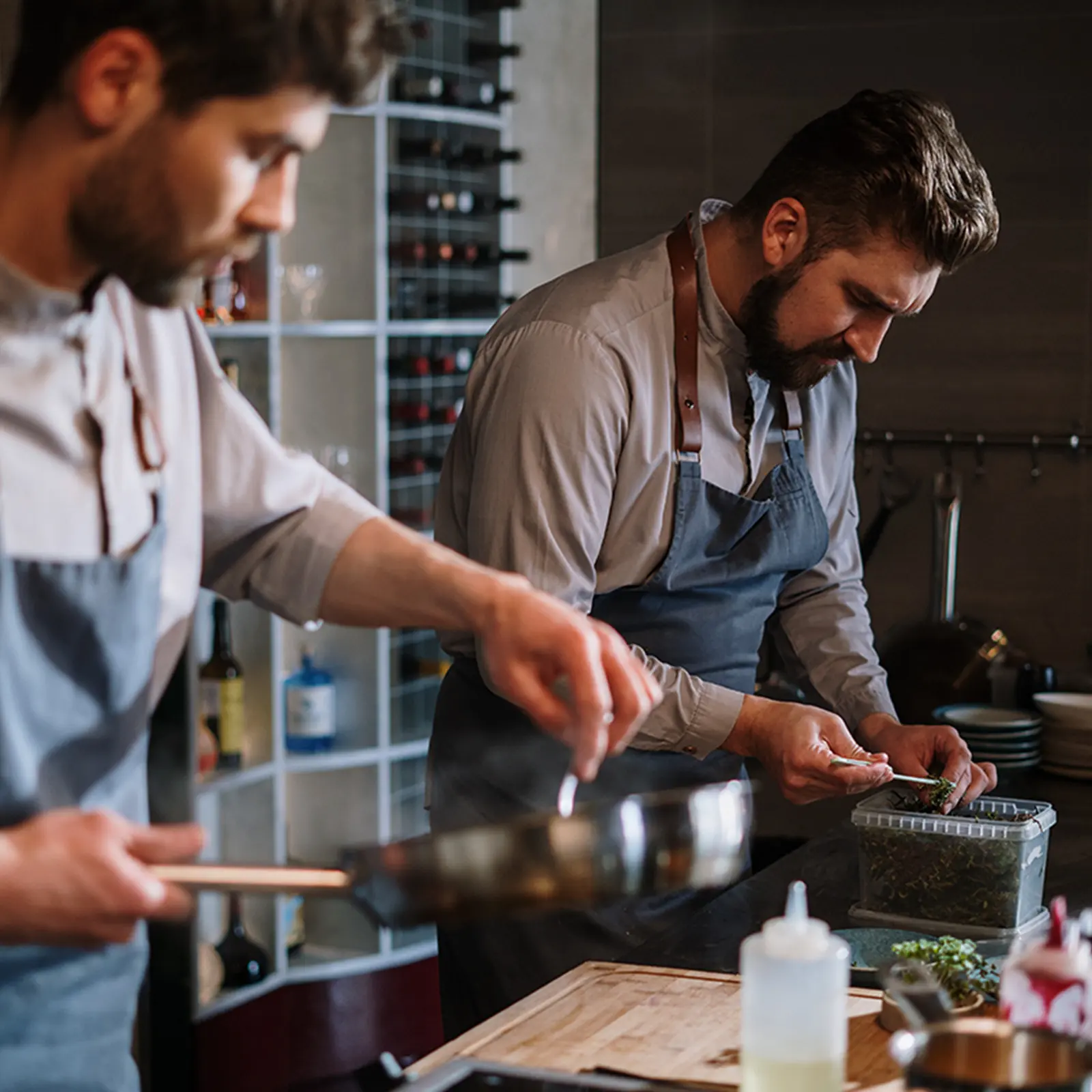 Chefs dressant une assiette en cuisine
