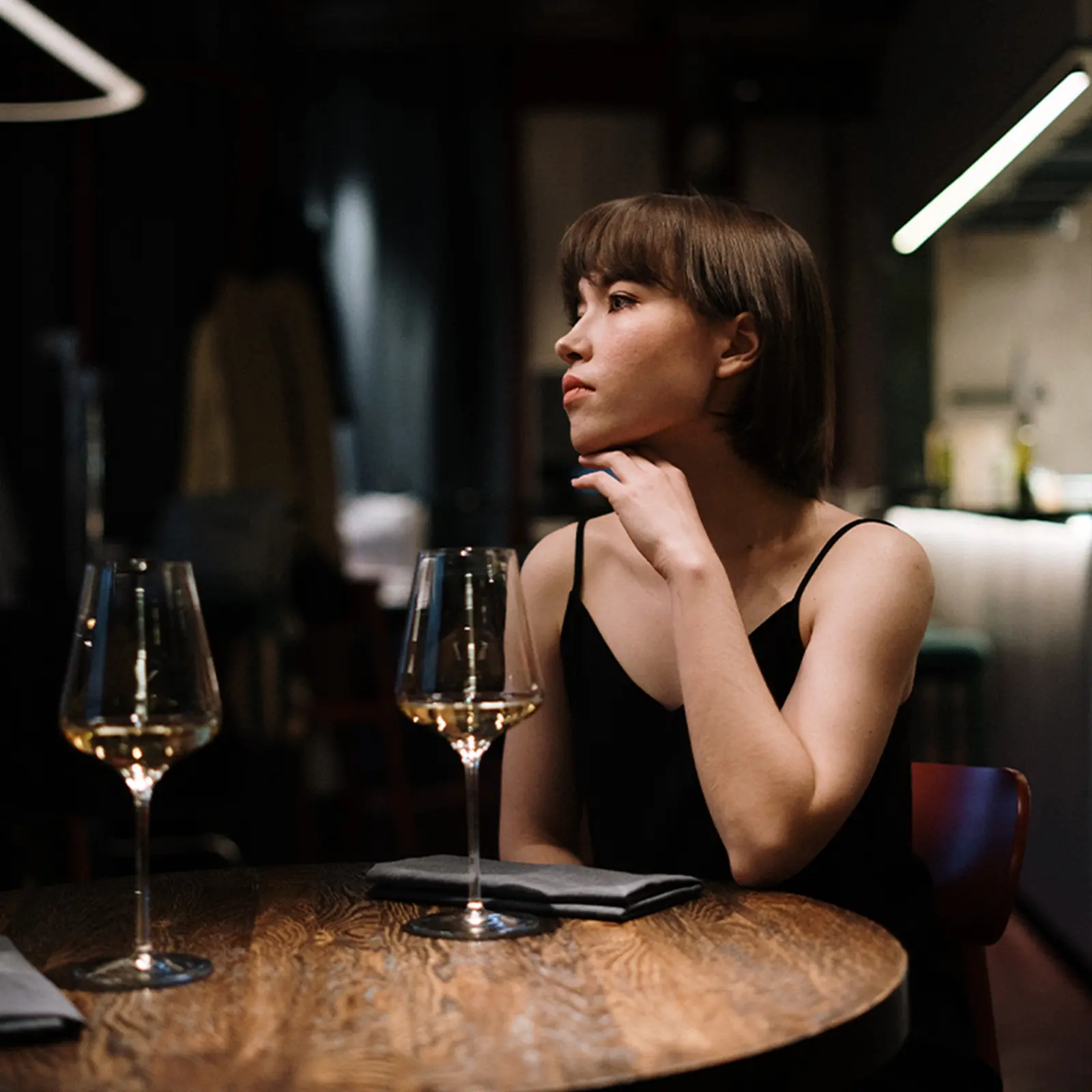 Cliente attablée avec un verre de vin