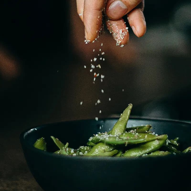 Sel saupoudré sur un bol d’edamame