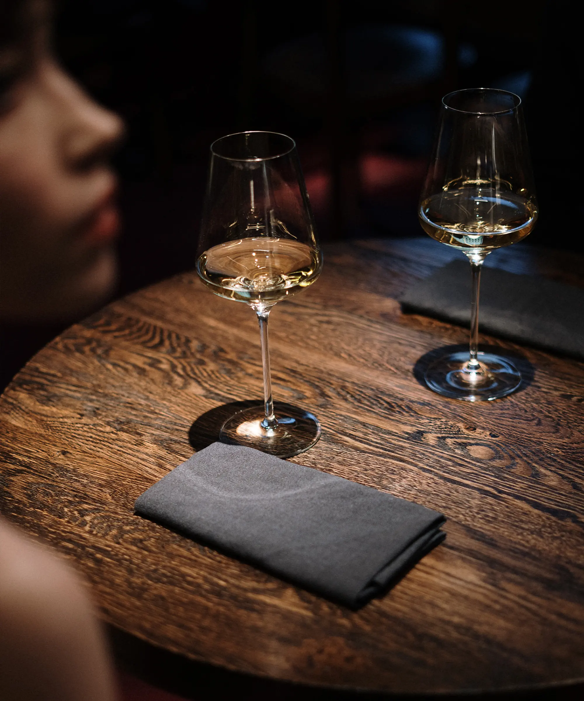 Deux verres de vin posés sur une table